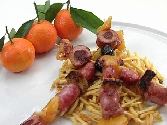 Колбаски с мандаринами на шпажках